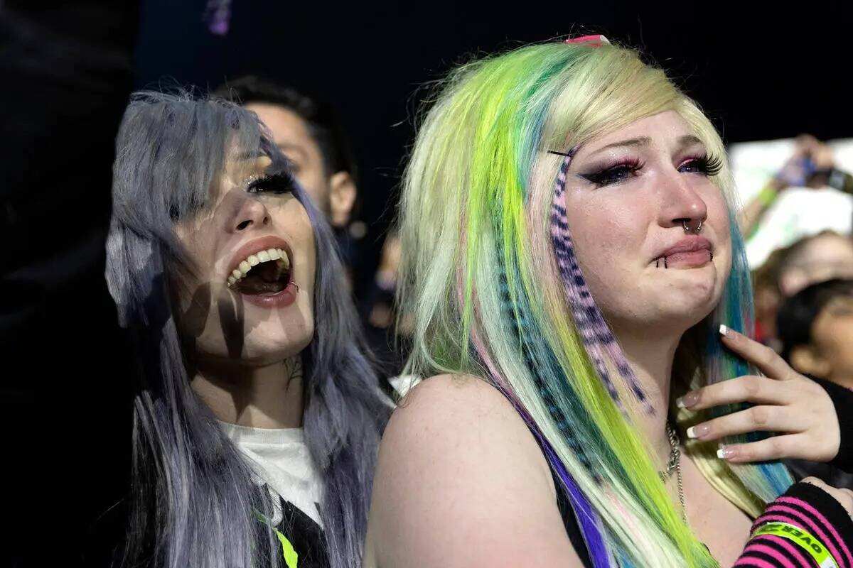 Fans reaccionan mientras Paramore sale al escenario para su set durante el festival de música ...