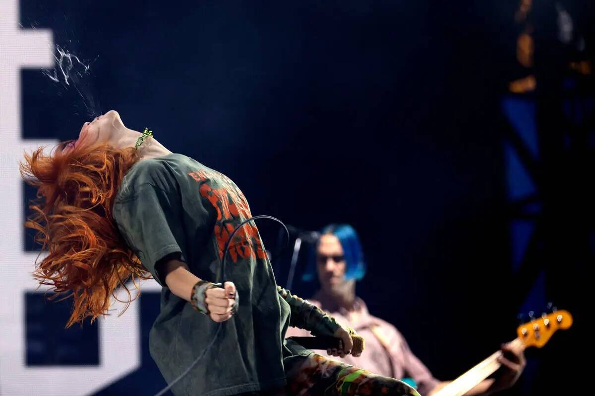 La cantante de Paramore, Hayley Williams, escupe agua en medio de su set durante el festival de ...