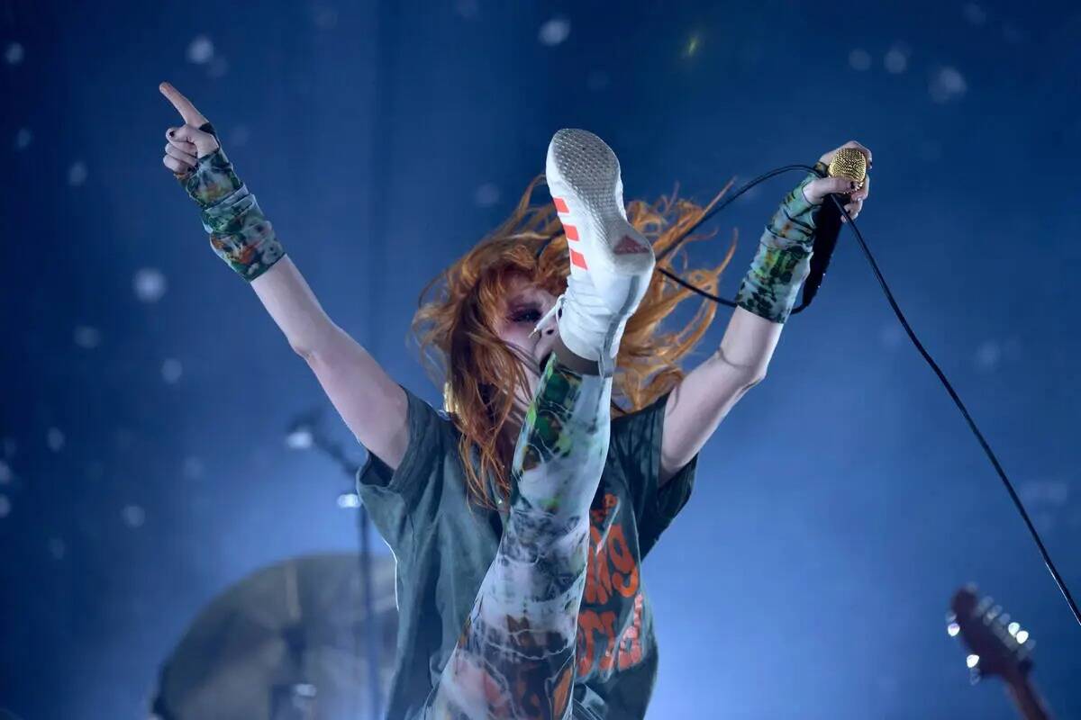 La cantante de Paramore, Hayley Williams, da patadas altas mientras canta durante el festival d ...