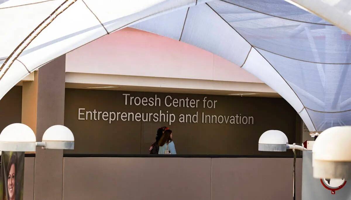 Los estudiantes llegan al Centro Troesh para el Emprendimiento y la Innovación en el Frank and ...