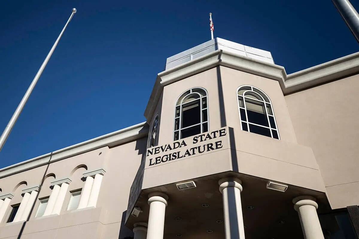 El edificio de la Legislatura del Estado de Nevada en el complejo del Capitolio estatal el domi ...