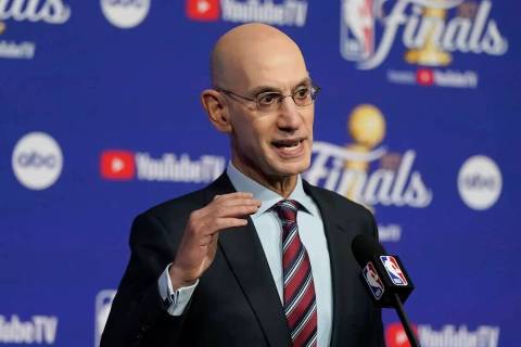 El comisionado de la NBA, Adam Silver, habla en una conferencia de prensa en San Francisco el j ...