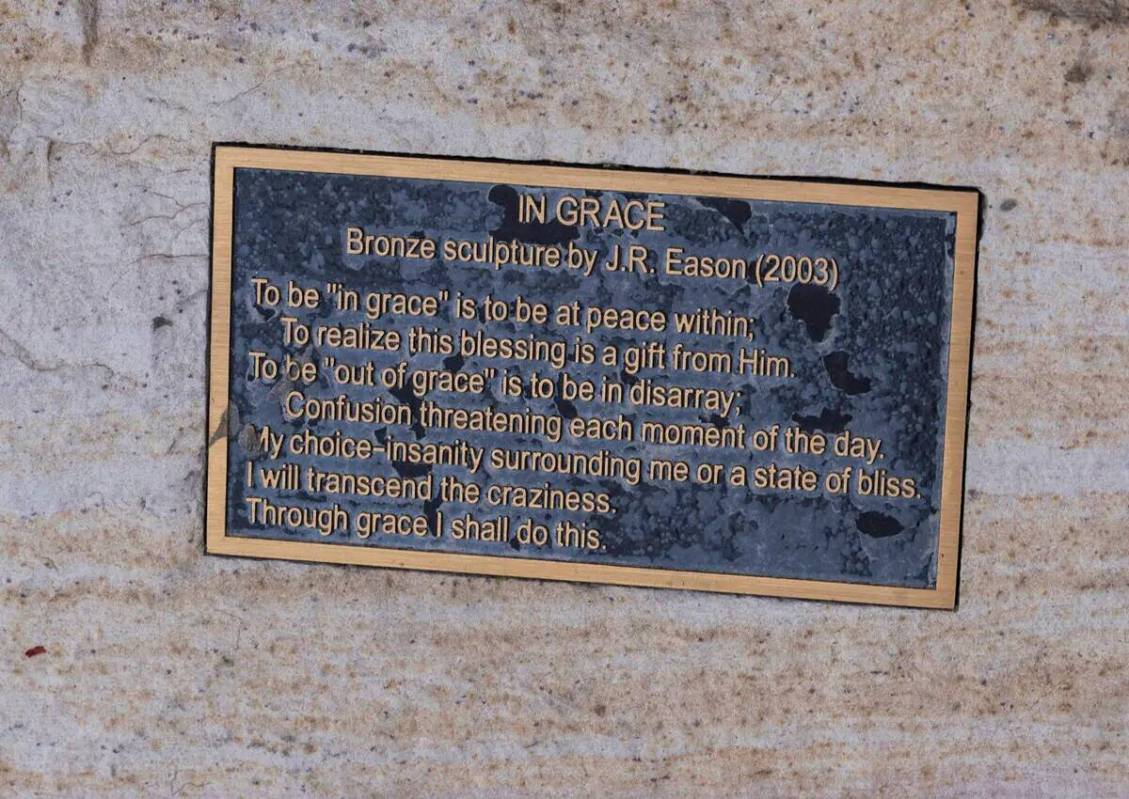 Una placa de la estatua “In Grace" que había sido robada de las Girl Scouts del Sur de Nevad ...