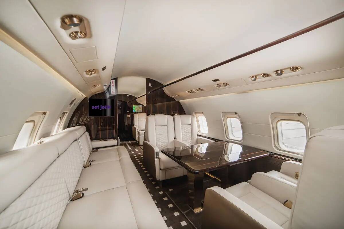 Interior de la cabina de uno de los aviones Bombardier Challenger 850 de Set Jet. (Cortesía de ...