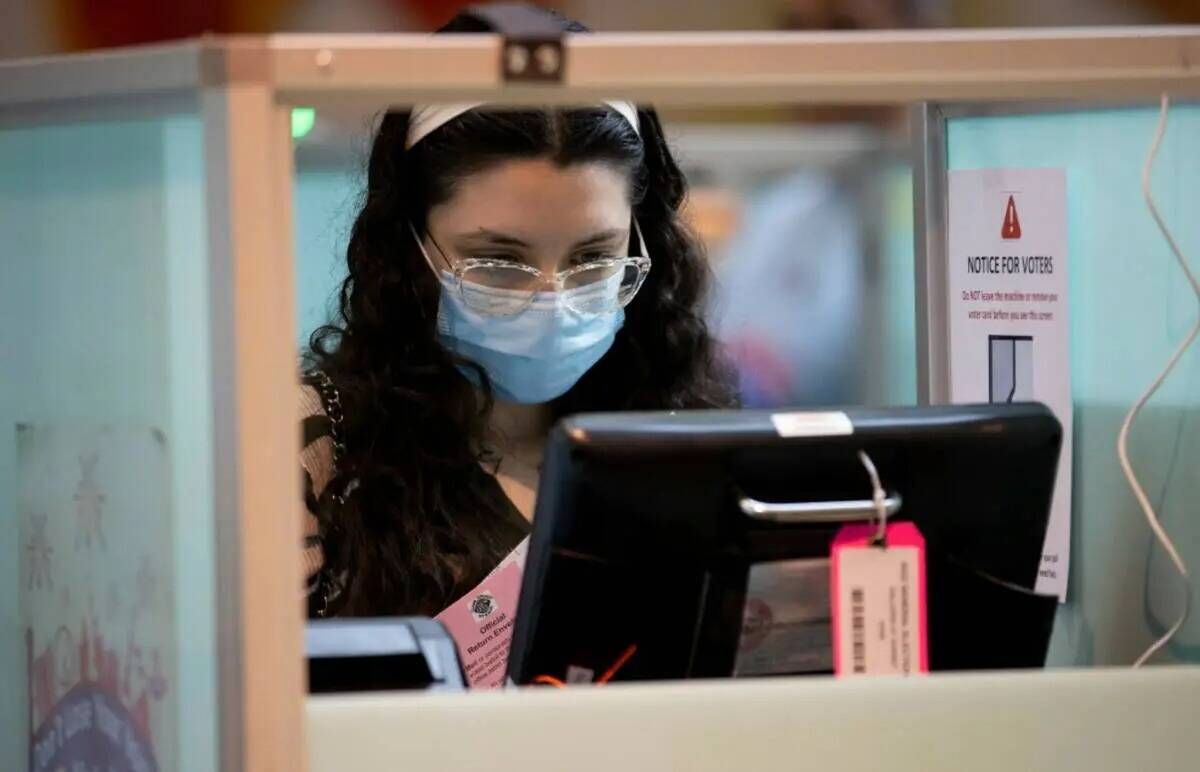 Amira Ezzarhri, de 18 años, deposita su voto en el centro electoral dentro del centro comercia ...