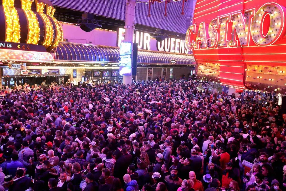 Asistentes a la fiesta de Año Nuevo en Fremont Street Experience, en el centro de Las Vegas, e ...