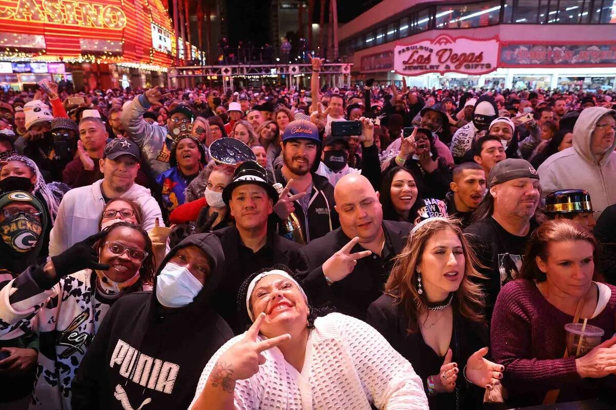 Fans reaccionan durante la presentación de Bobby Brown en la víspera de Año Nuevo en Fremont ...