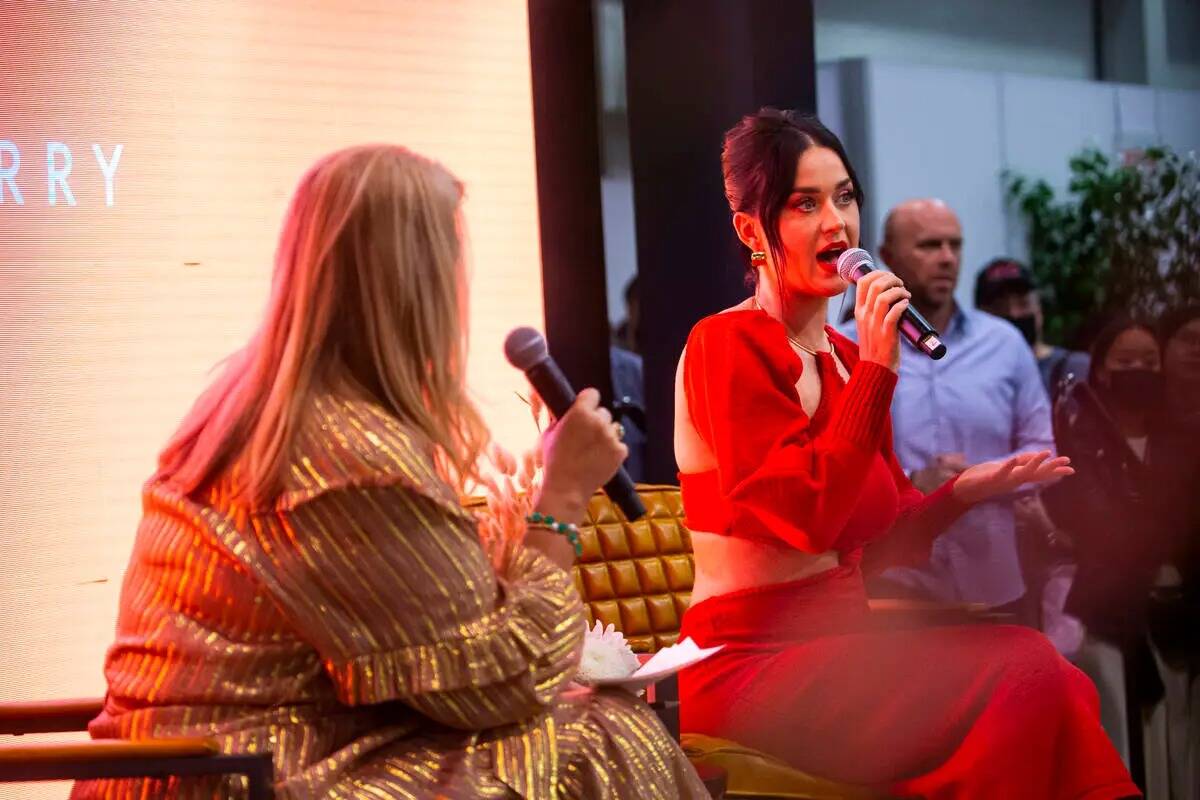 Katy Perry, a la derecha, habla con el moderador Booth Moore durante la feria de moda MAGIC Las ...