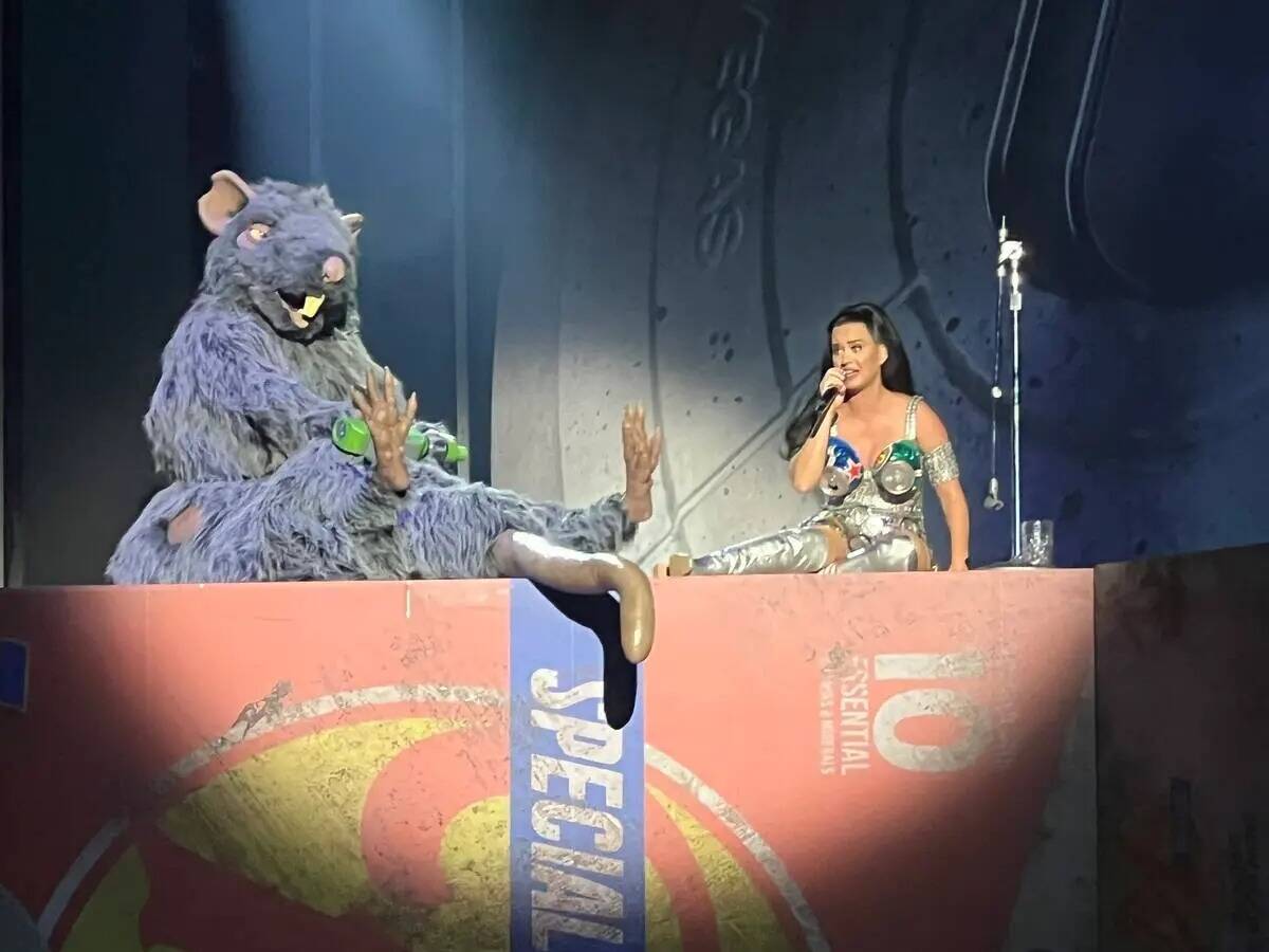 Katy Perry aparece con "Ratso", que es una rata gigante, mientras se presenta su producción "P ...