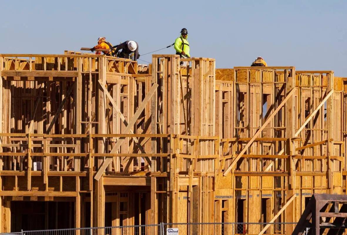 Se está construyendo un complejo de apartamentos en Las Vegas Boulevard, justo al norte de Bar ...