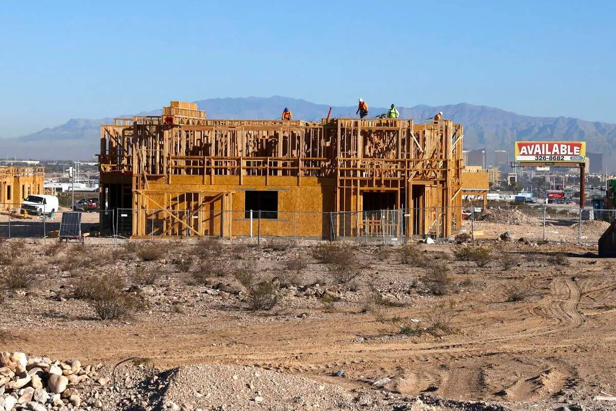 Se está construyendo un complejo de apartamentos en Las Vegas Boulevard, justo al norte de Bar ...