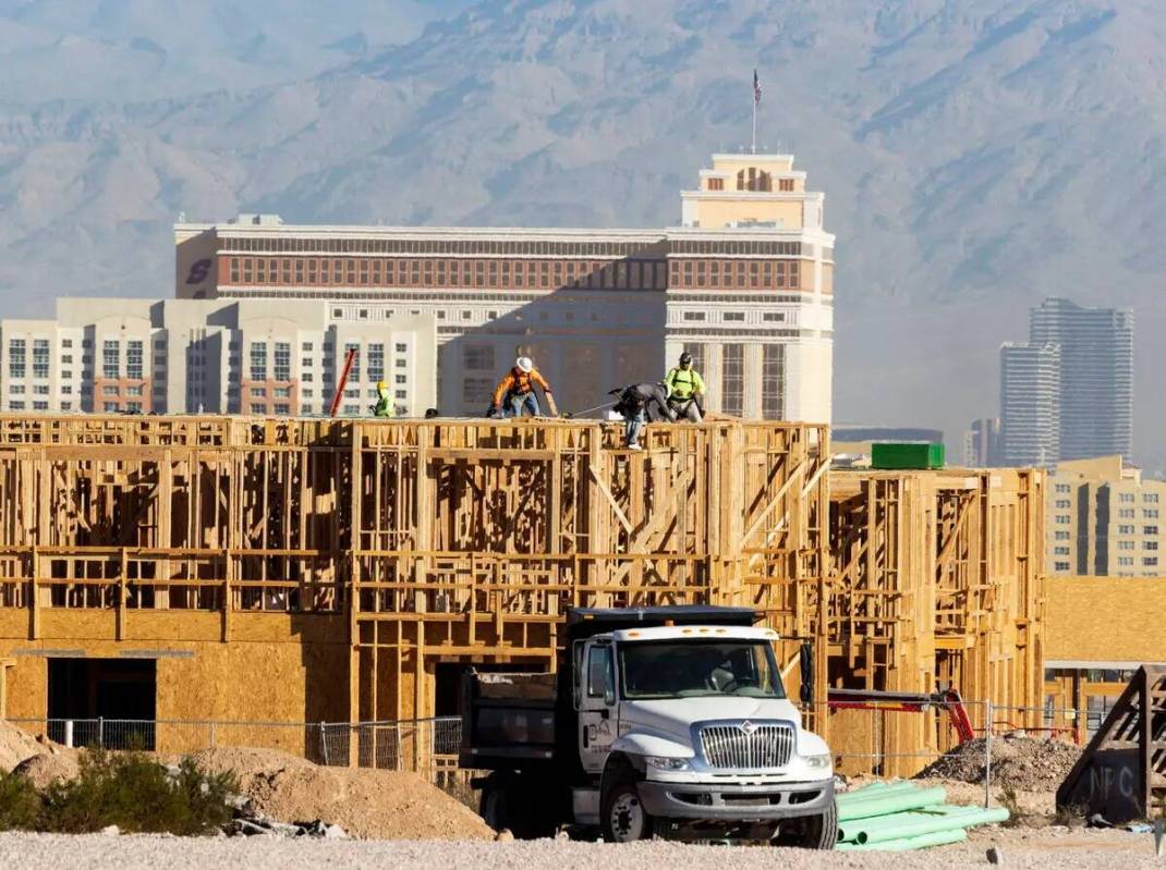 Se está construyendo un complejo de apartamentos en Las Vegas Boulevard, justo al norte de Bar ...