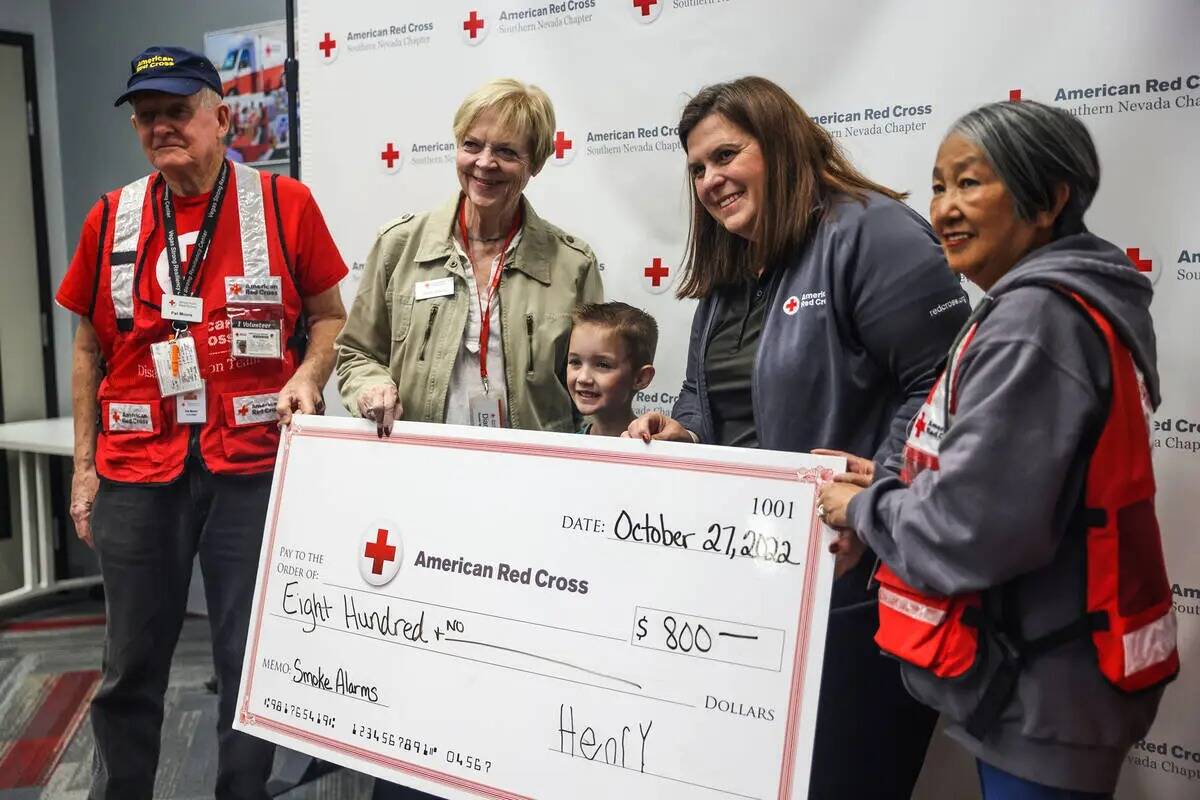 Las voluntarias de la Cruz Roja Pat Moore, desde la izquierda, Diane Orgill, la directora ejecu ...