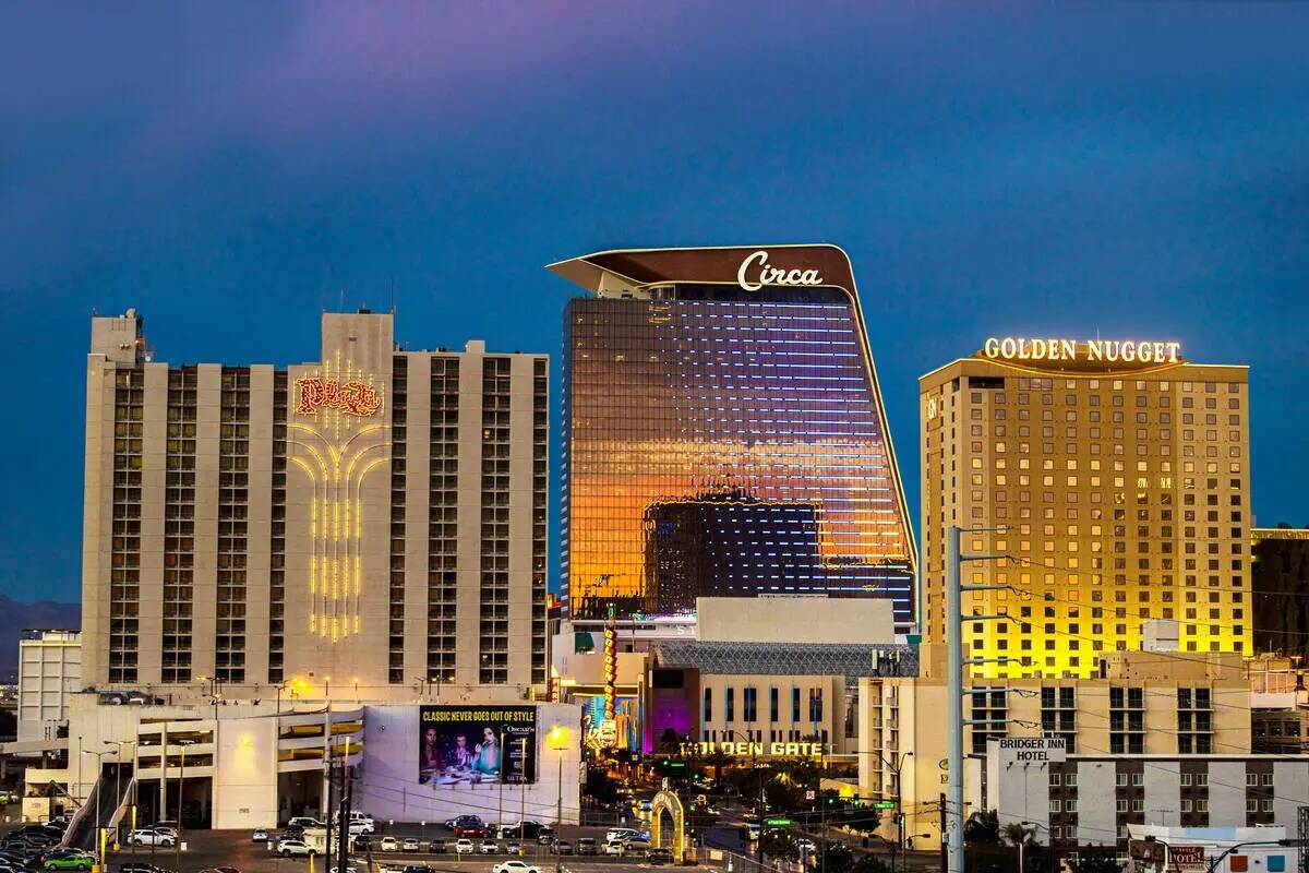 El horizonte del centro de Las Vegas al atardecer del miércoles 20 de octubre de 2021, en Las ...