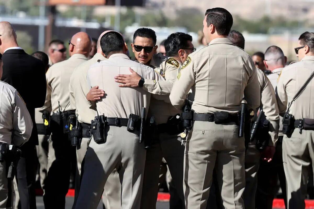 Agentes se abrazan al llegar a los servicios del agente de policía de Las Vegas caído, Truong ...