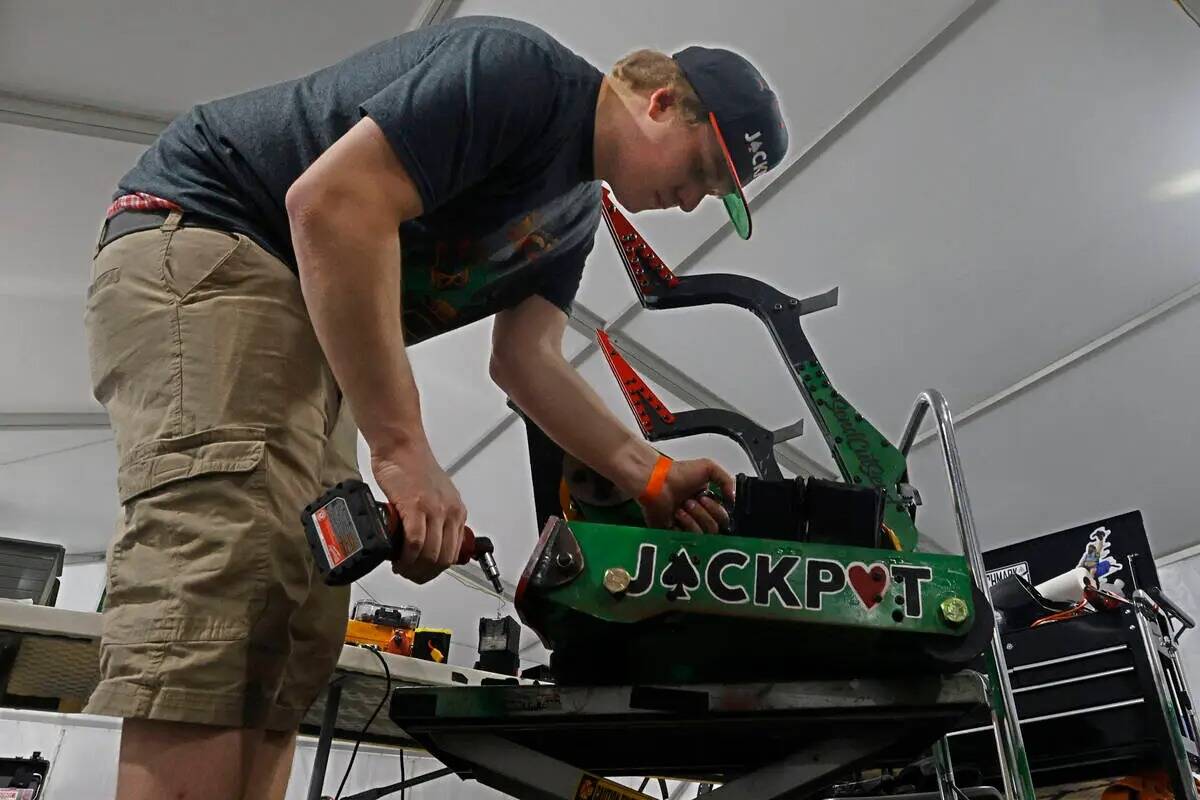 Lucas Grell, miembro del equipo de Vegas Combat Robotics, prepara su robot Jackpot para una bat ...