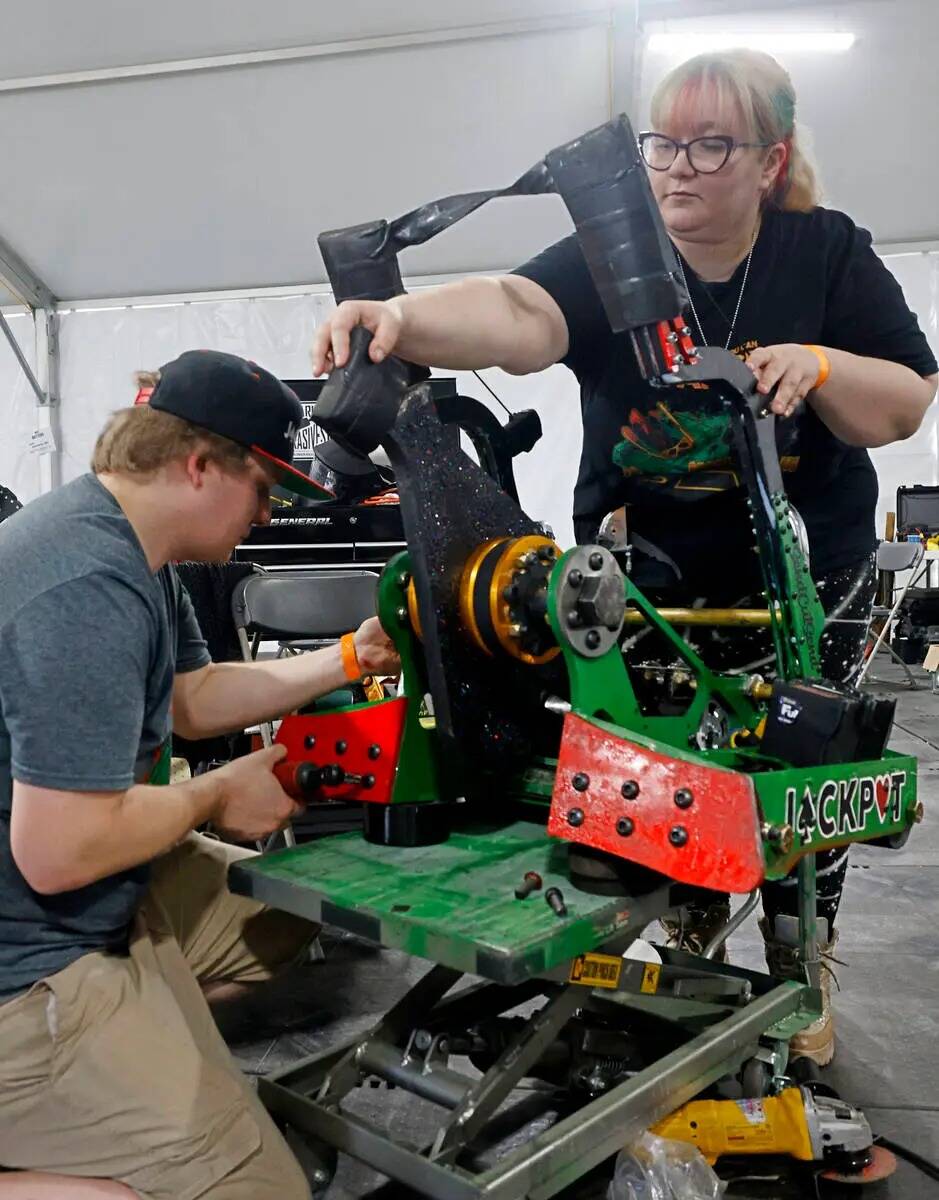 Los miembros del equipo Vegas Combat Robotics Lucas Grell y Kat Waters preparan su robot Jackpo ...