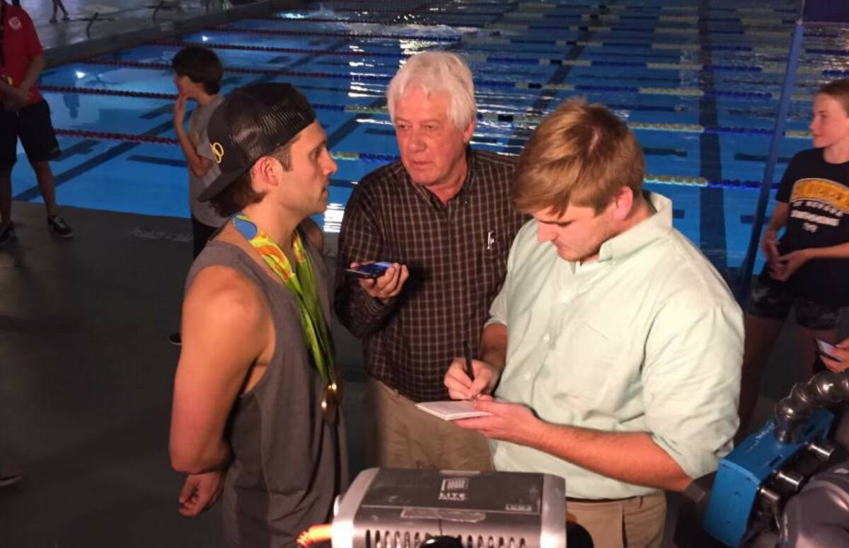 Keith Rogers, centro, entrevista al nativo de Las Vegas y campeón olímpico de 2016 Cody Mille ...