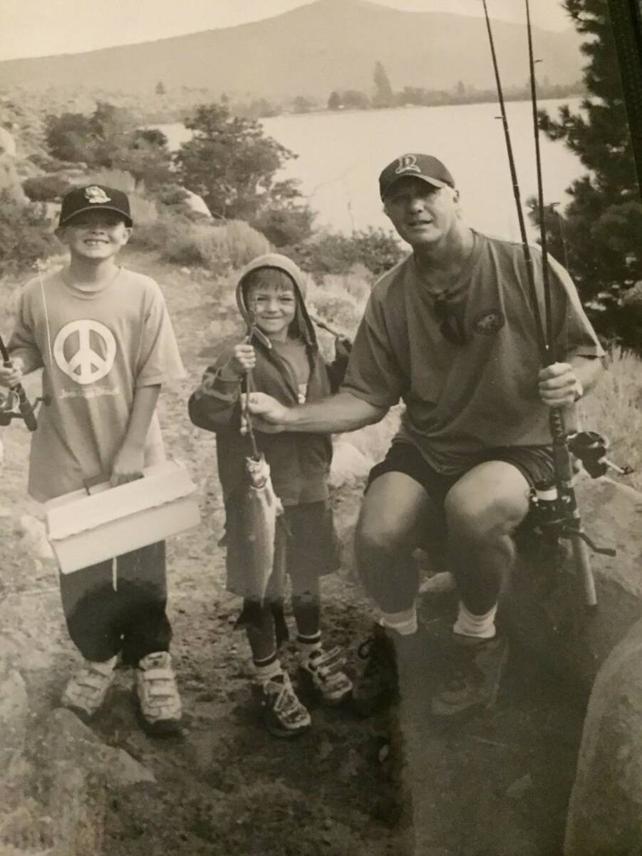 Keith Rogers con sus hijos Evan, a la izquierda, y Bryce en Convict Lake en California en 2003. ...