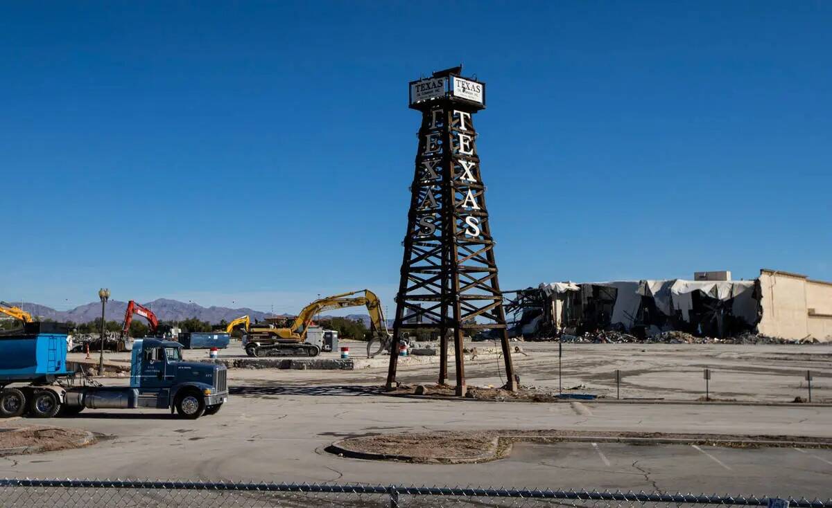La demolición de Texas Station continúa el jueves 27 de octubre de 2022, en North Las Vegas. ...