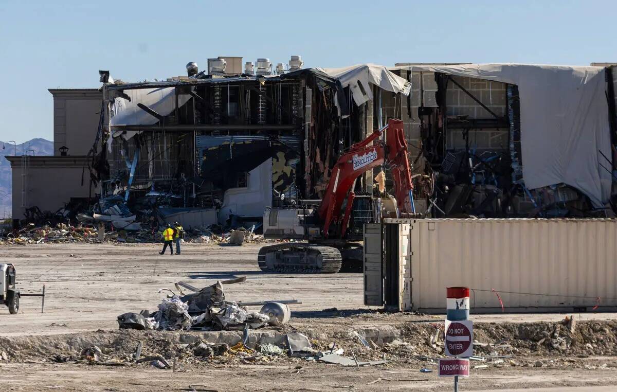 La demolición de Texas Station continúa el jueves 27 de octubre de 2022, en North Las Vegas. ...