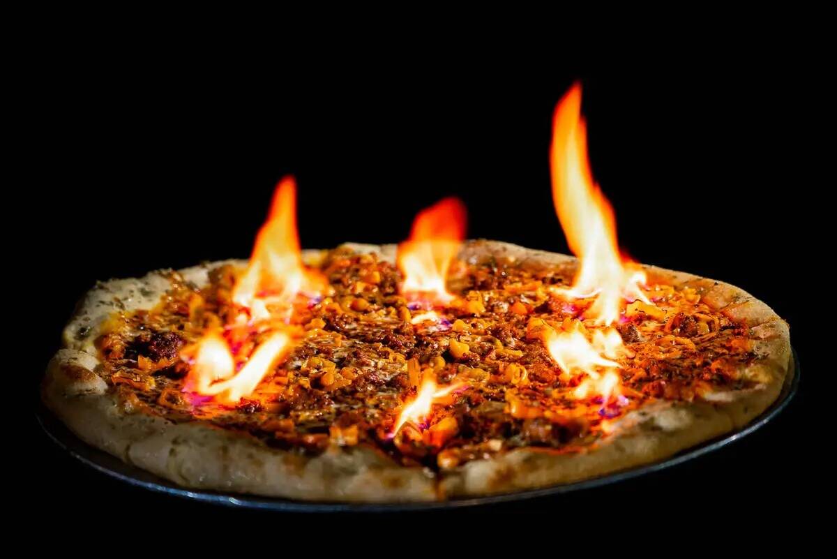 La pizza Reaper de Evel Pie, en el centro de Las Vegas, se extiende a lo largo de 20 ardientes ...