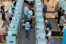 Gente emite su voto en el centro electoral dentro del centro comercial Galleria At Sunset en He ...
