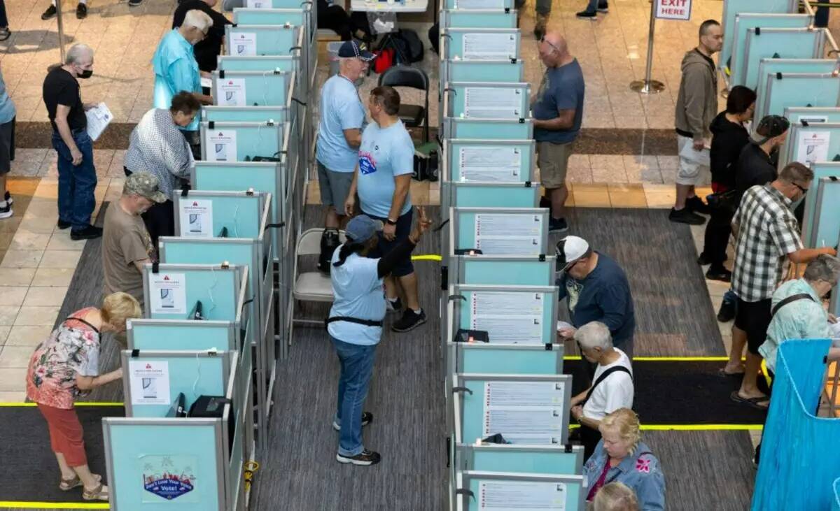 Gente emite su voto en el centro electoral dentro del centro comercial Galleria At Sunset en He ...