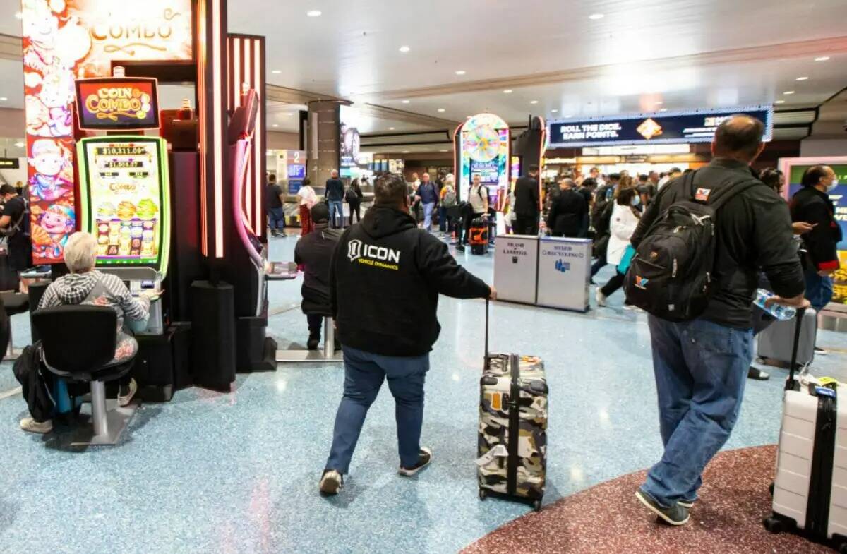 Viajeros caminan por la zona de reclamo de equipaje de la Terminal 1 del Aeropuerto Internacion ...