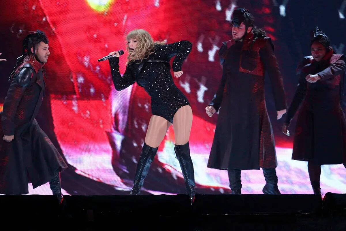Taylor Swift se presenta durante el Taylor Swift Reputation Stadium Tour en Mercedes-Benz Stadi ...