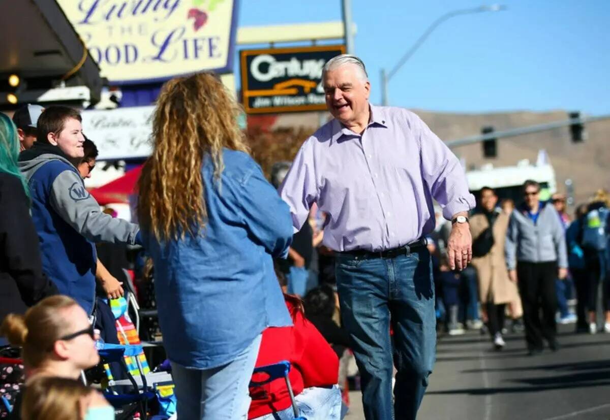 El gobernador Steve Sisolak saluda a los visitantes durante el anual Nevada Day Parade en Carso ...