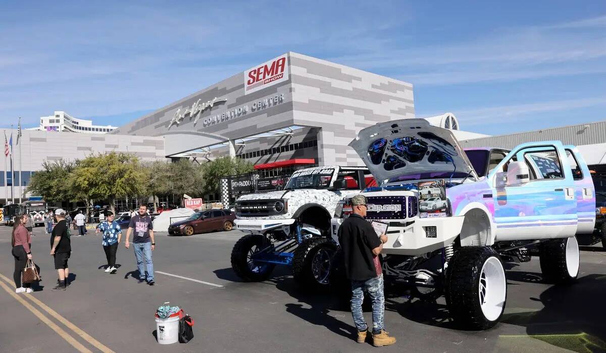 Chris Ward, de Deion's Customs en Steamboat Springs, Colorado, prepara su Ford Excursion 2003 a ...