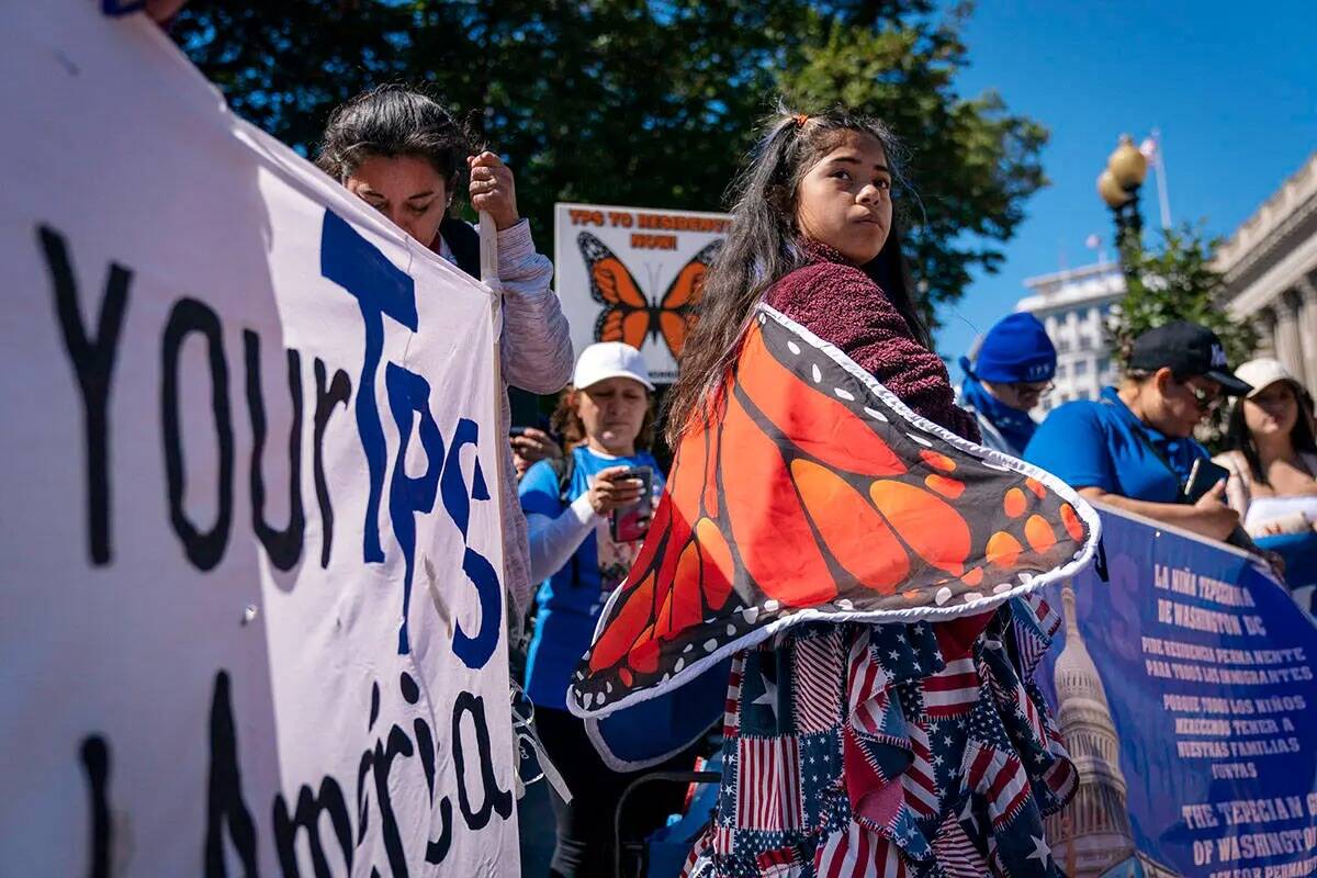 Marilyn Miranda, de 12 años, de Washington, protesta por una ampliación del programa de Estat ...