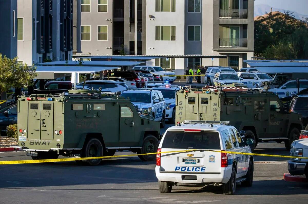 Numerosos vehículos de emergencia, así como los SWAT, abarrotan el estacionamiento después d ...