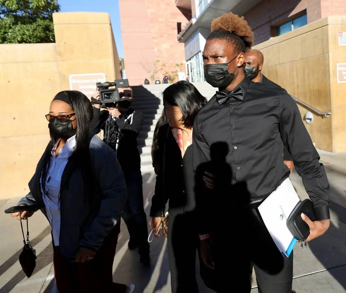 Henry Ruggs, a la derecha, sale del Centro Regional de Justicia de Las Vegas el 22 de noviembre ...