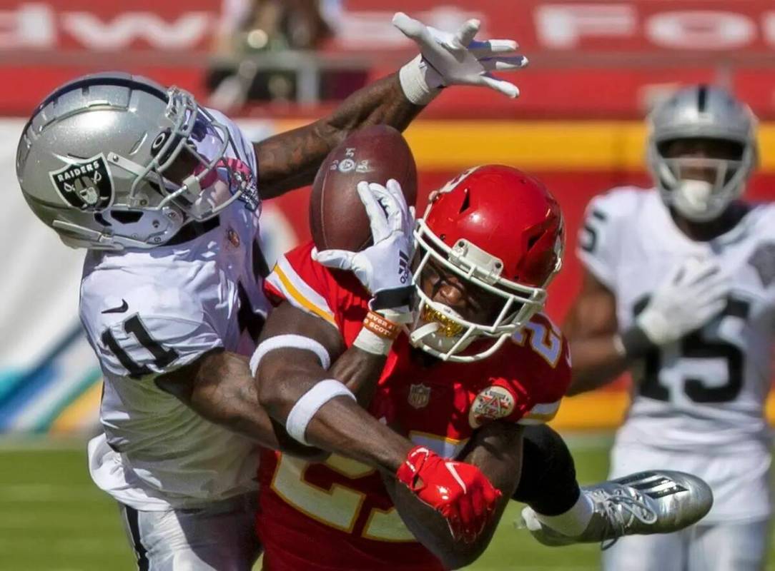 El wide receiver de los Raiders Henry Ruggs III (11) realiza una captura acrobática sobre el s ...