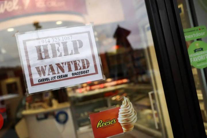Un letrero de "se busca ayuda" en una tienda, el martes 1º de noviembre de 2022, en Bedford, N ...