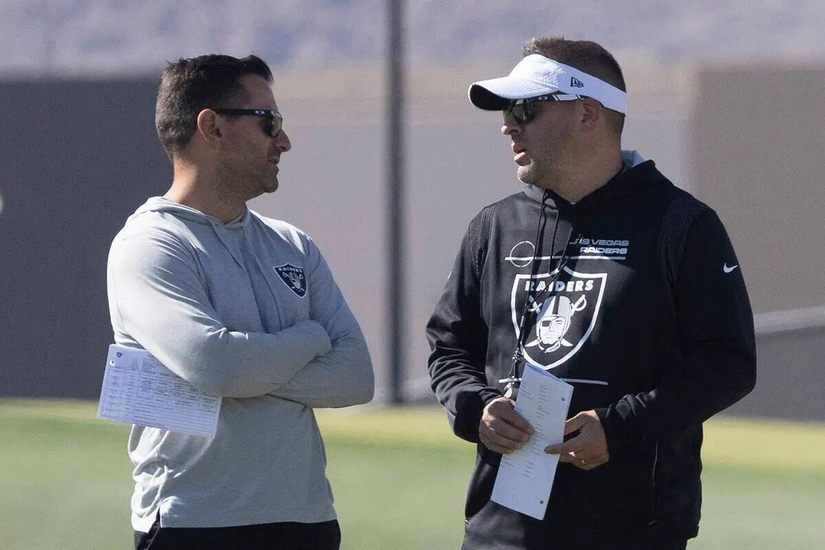 El gerente general de los Raiders, Dave Ziegler, a la izquierda, y el entrenador en jefe Josh M ...