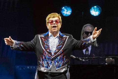 Elton John agradece a la multitud durante su ''Farewell Yellow Brick Road'', última gira en Al ...