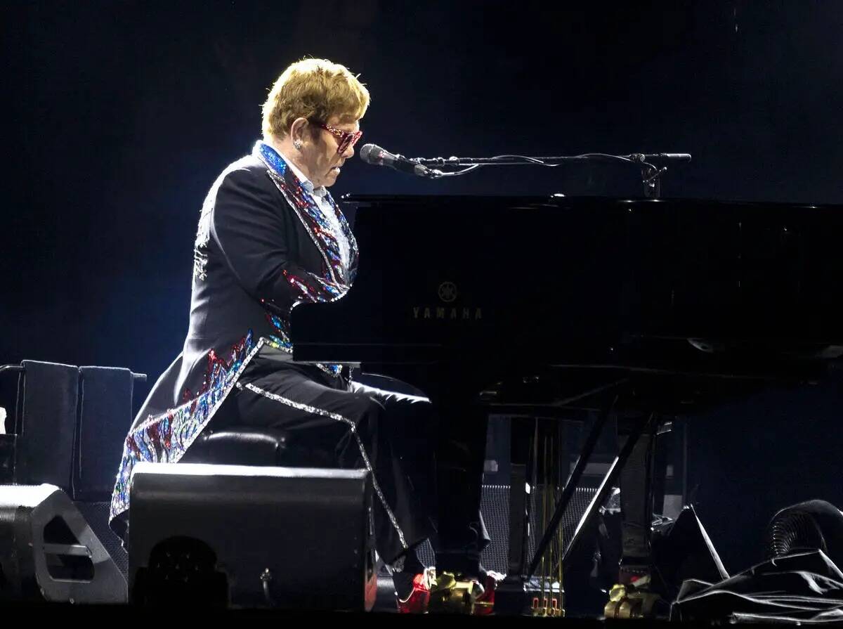 Elton John se presenta durante su gira final ''Farewell Yellow Brick Road'' en Allegiant Stadiu ...