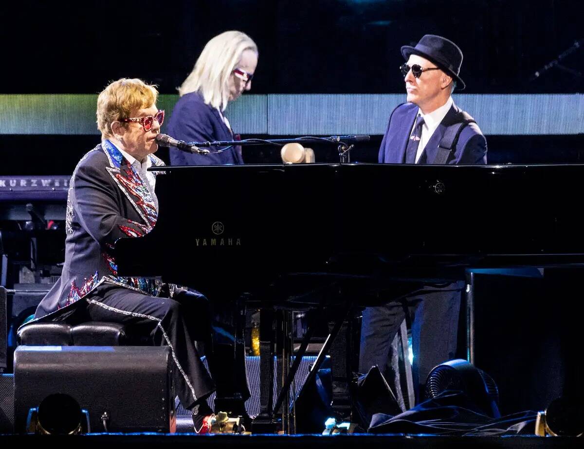 Elton John se presenta durante su gira final ''Farewell Yellow Brick Road'' en el Allegiant Sta ...