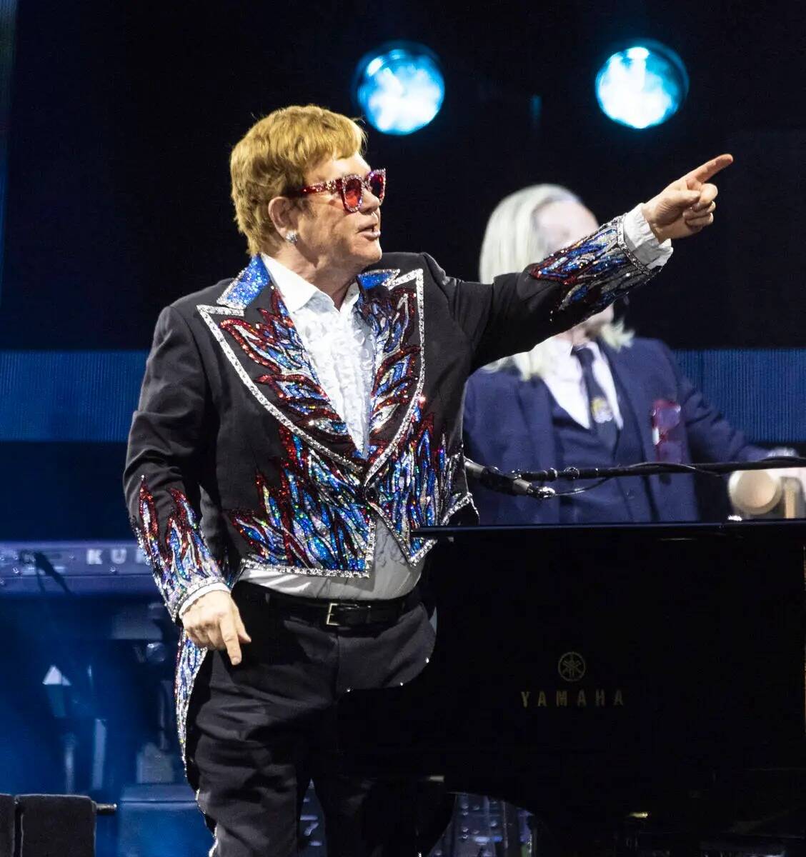 Elton John agradece al público durante su gira final ''Farewell Yellow Brick Road'' en Allegia ...
