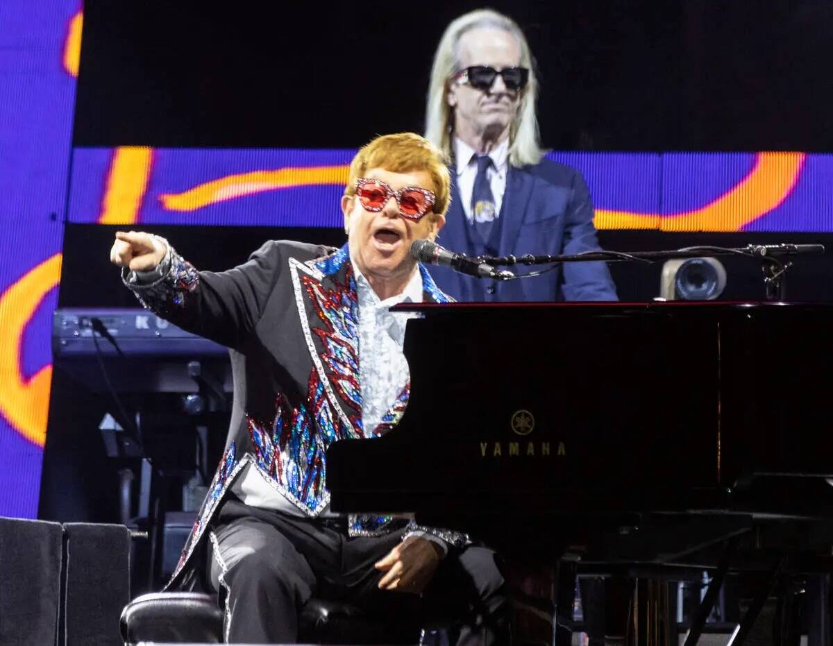 Elton John actúa durante su gira final ''Farewell Yellow Brick Road'' en Allegiant Stadium, el ...