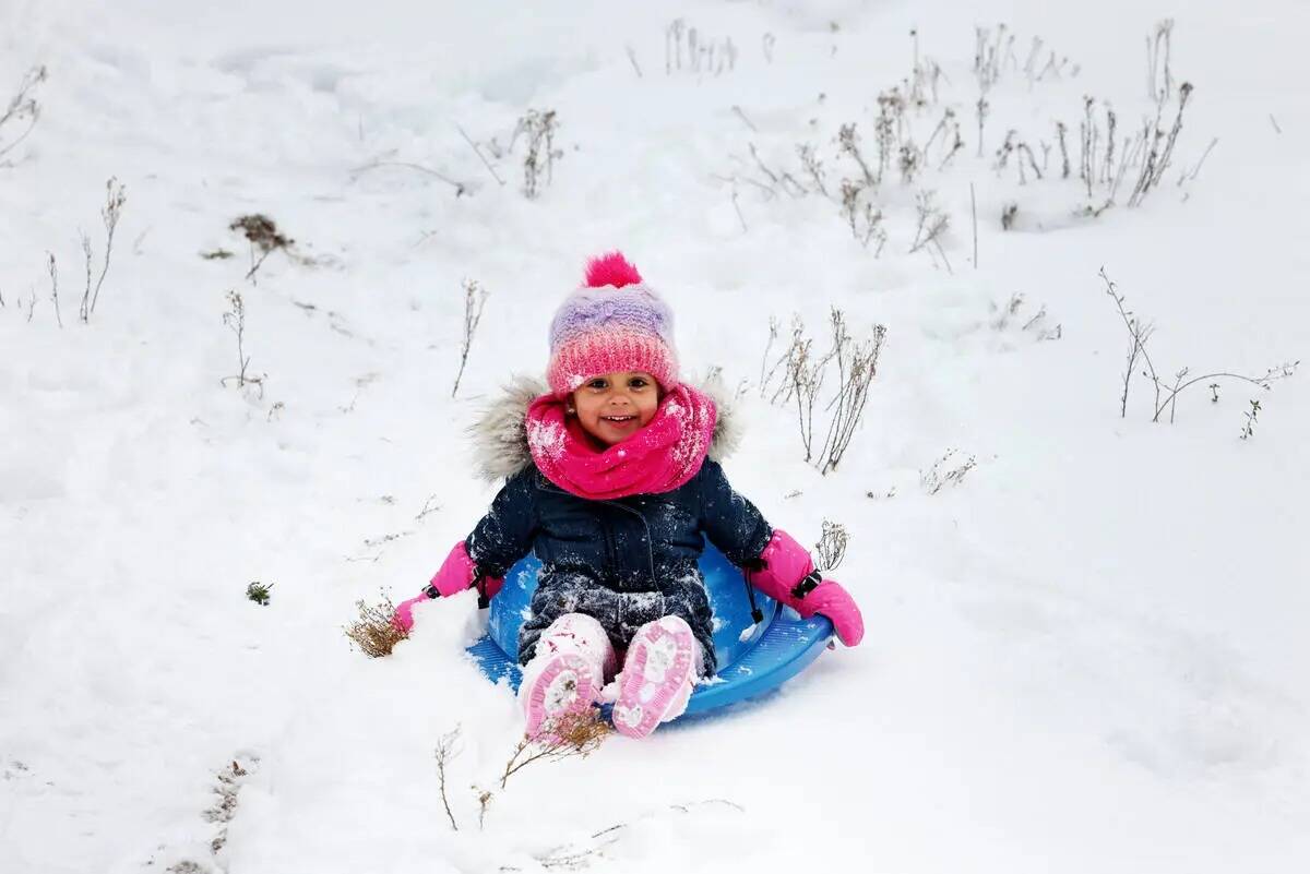 Ángel Frías-Irizarry, de tres años, juega en la nieve recién caída en Upper Lee Meadows, e ...