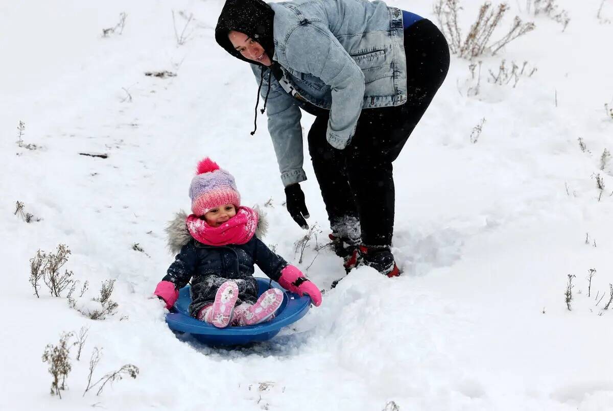 Ángel Frías-Irizarry, de tres años, y su madre Angie Frías-Irizarry juegan en la nieve reci ...