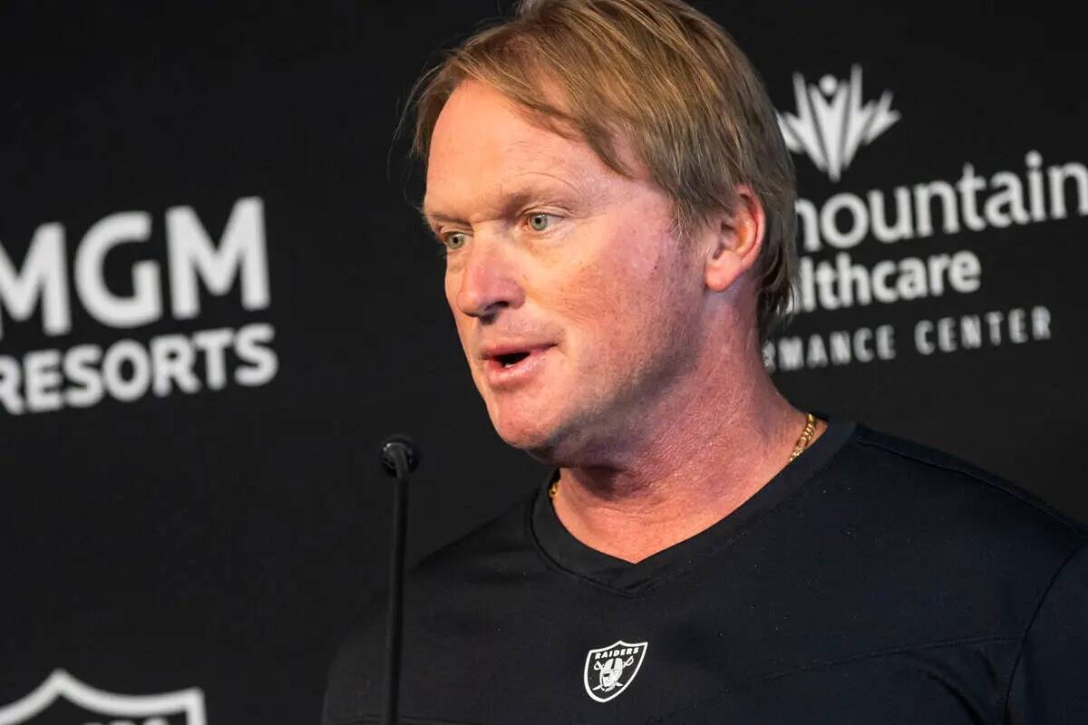 El entonces entrenador de los Raiders, Jon Gruden, responde a las preguntas de los medios de co ...