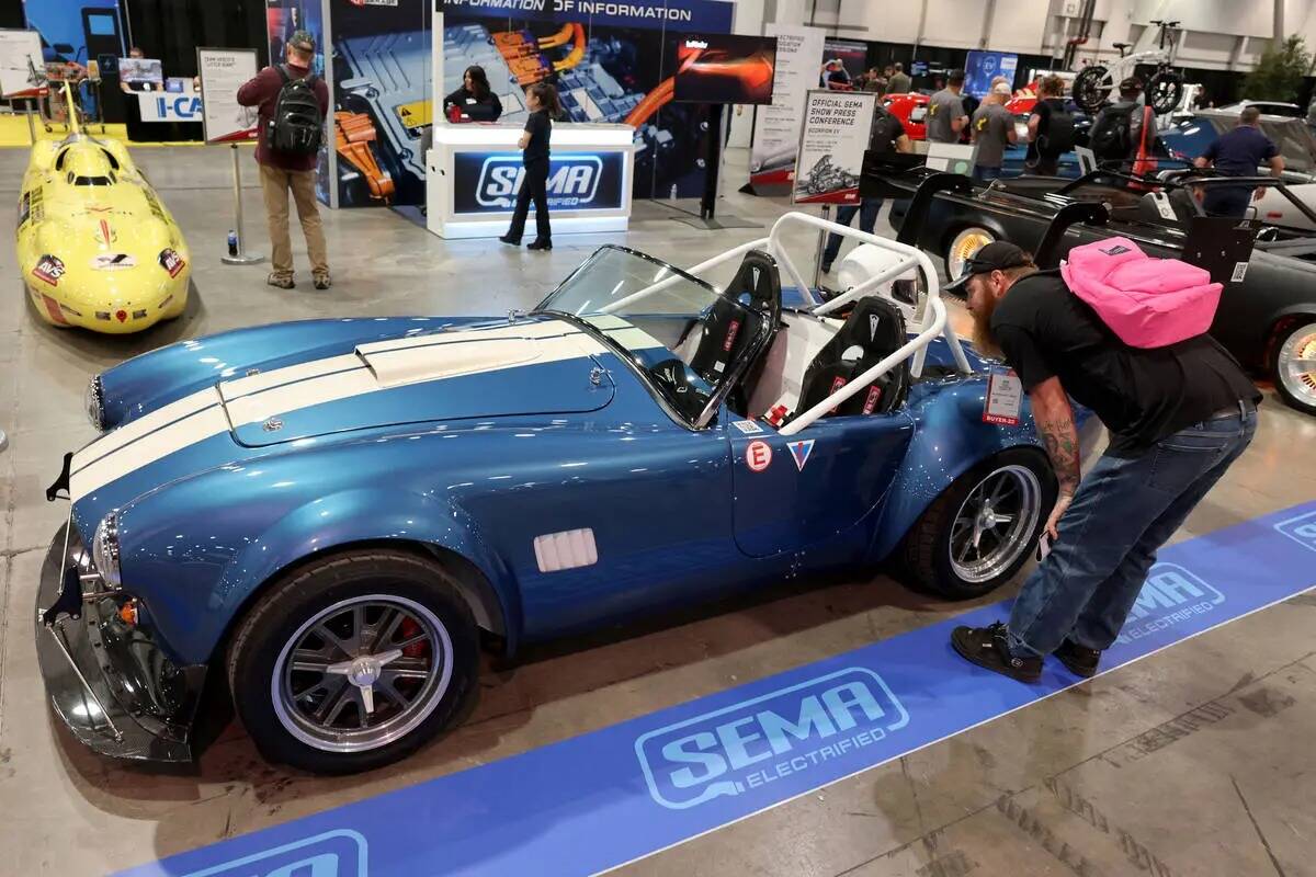 Mark Pagel, de Oshkosh, Wisconsin, comprueba un AC Cobra totalmente eléctrico basado en el AC ...