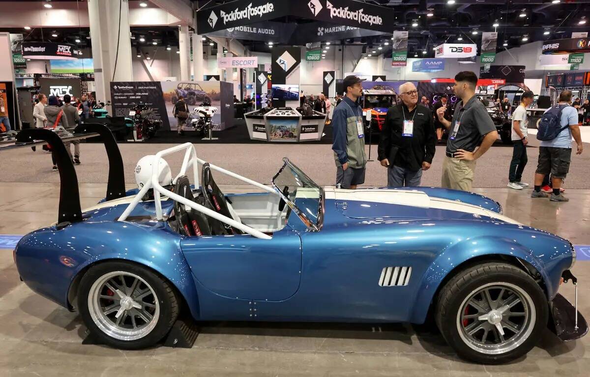 Chris Jiménez de Scorpion EV en Temecula, Calf., a la derecha, muestra un AC Cobra totalmente ...