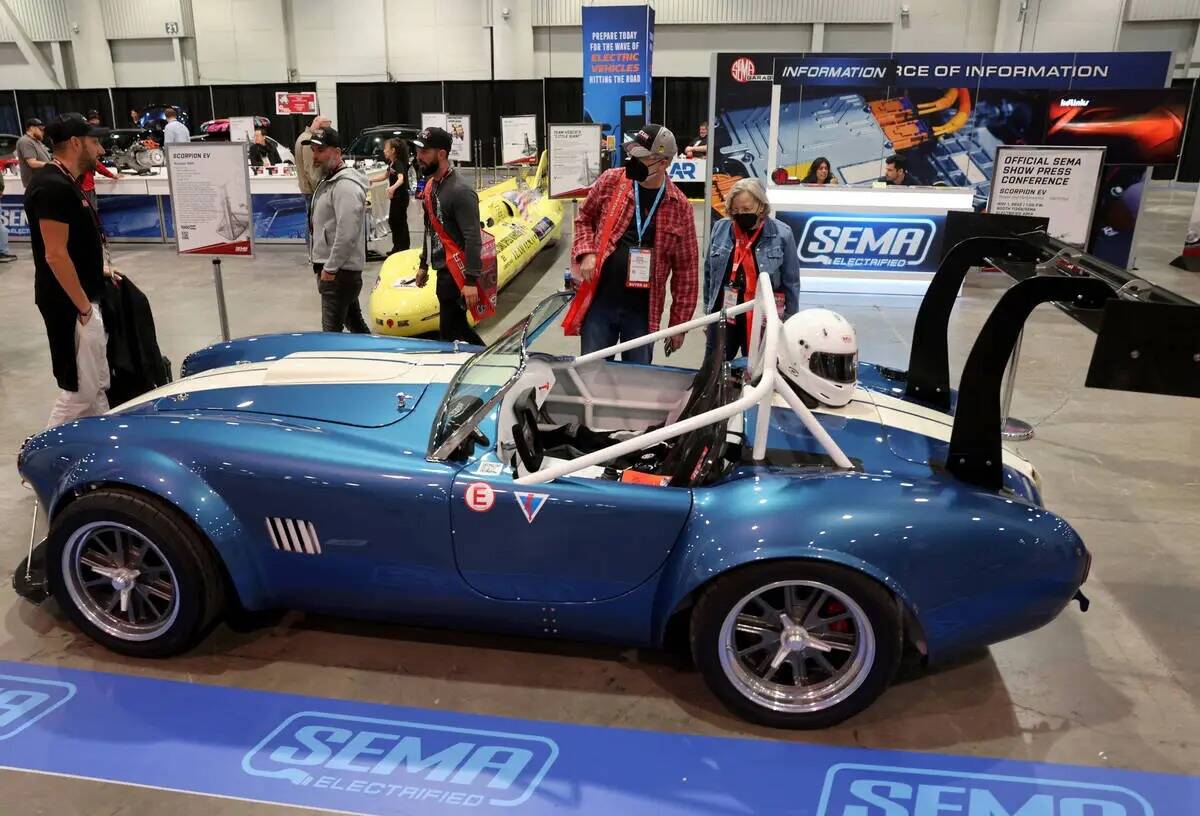 Michael y Nadine Skougard, de Pueblo, Colorado, observan un AC Cobra totalmente eléctrico basa ...