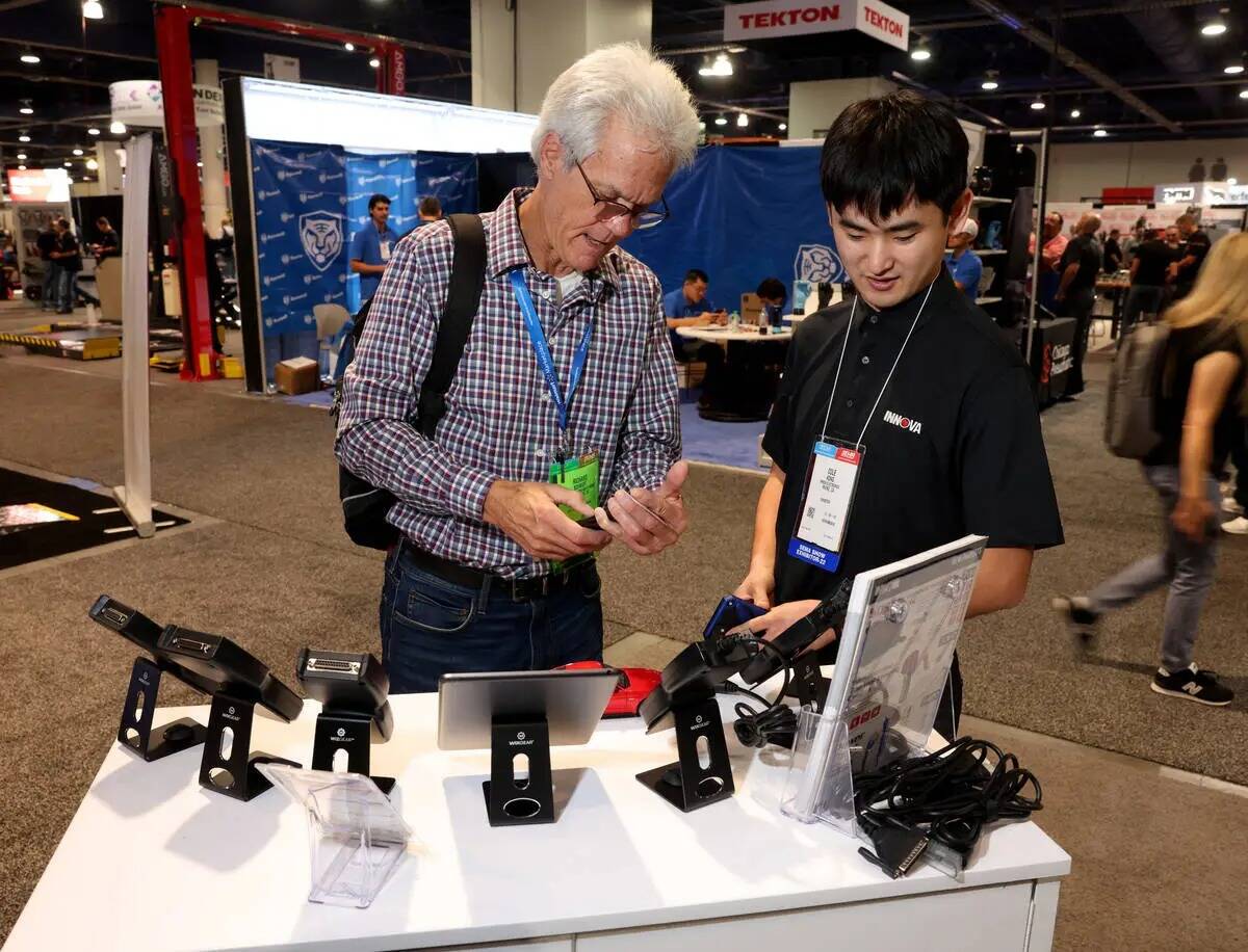 Cole Kong, de Innova Electronics, en Irvine, California, muestra una herramienta de diagnóstic ...